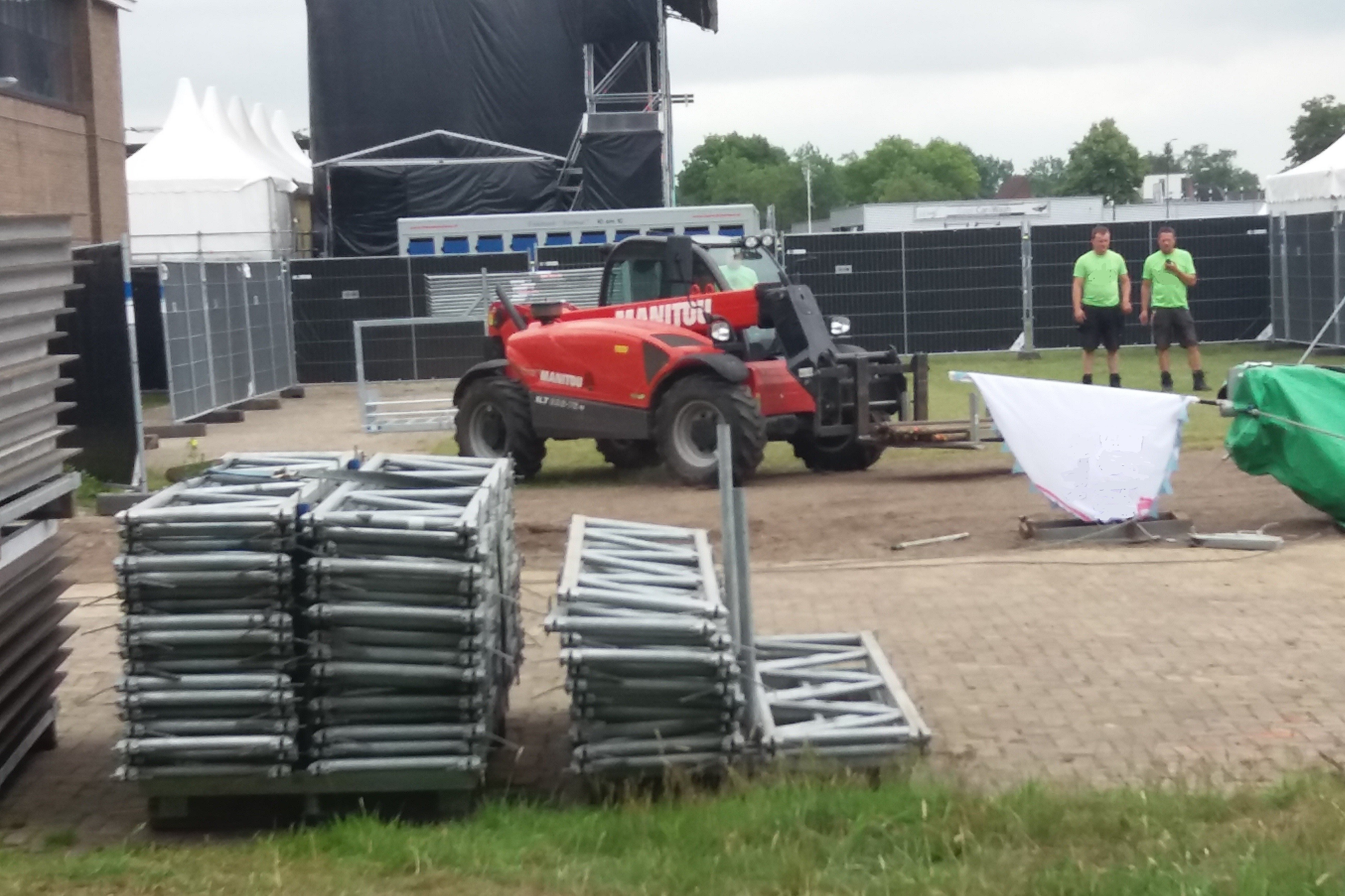 Opbouw van een grote festivaltent