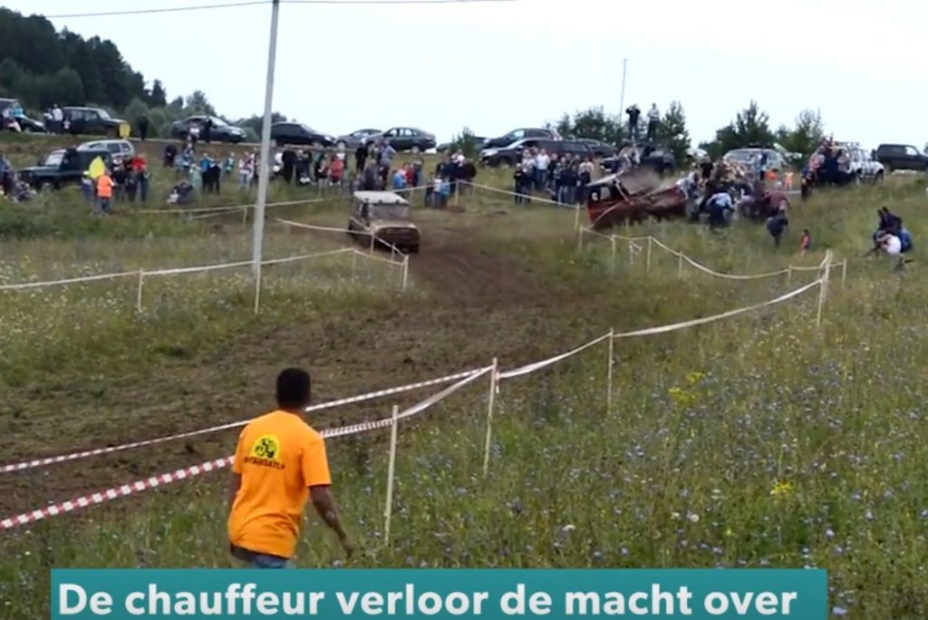 Bijna-ongeluk: Jeep rijdt publiek in